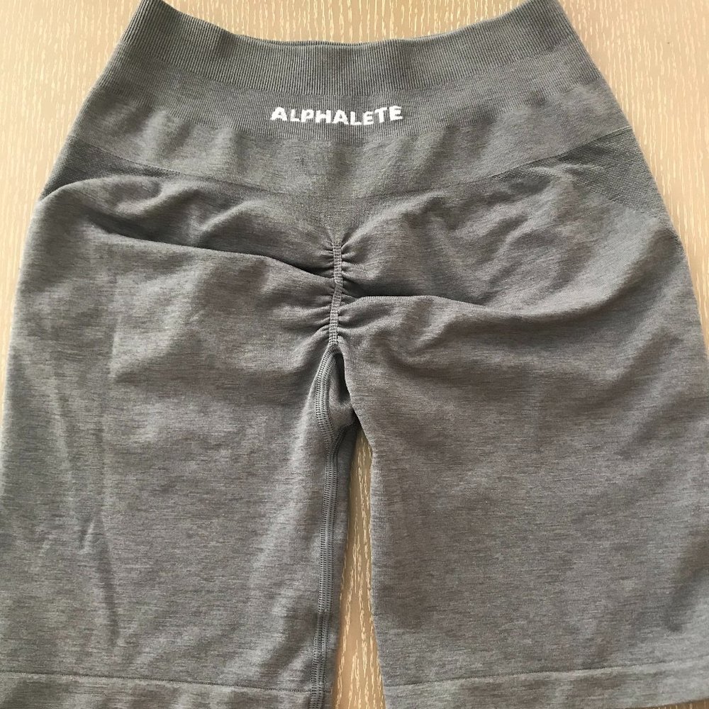 Alphalete Amplify Biker Shorts - Grey (M)